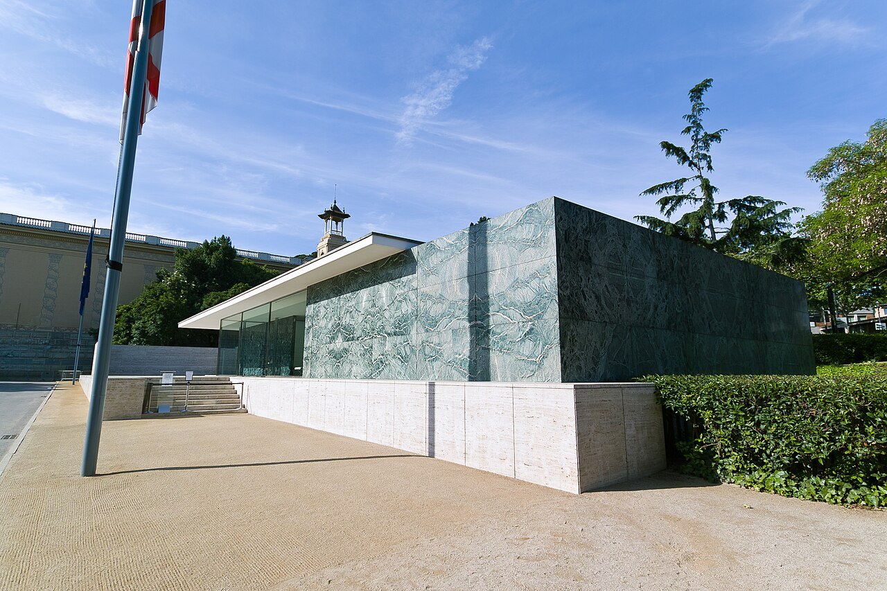 A green marble wall rising from the pavilion's travertine plinth.