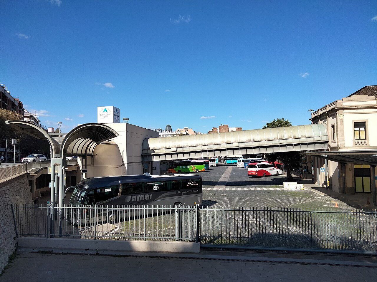 A coach under the canopy of the long-distance bus station at Estació del Nord.