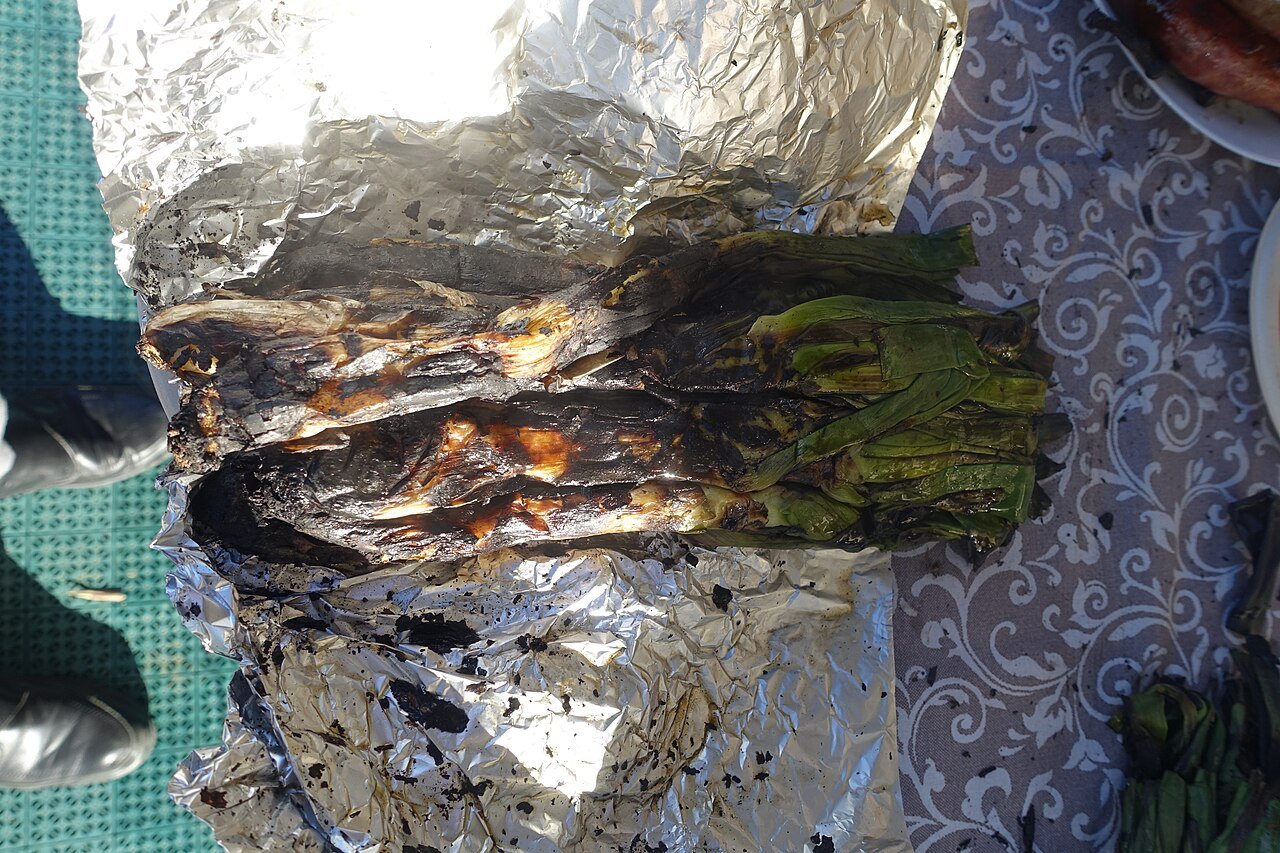 Grilled calçots served in foil.