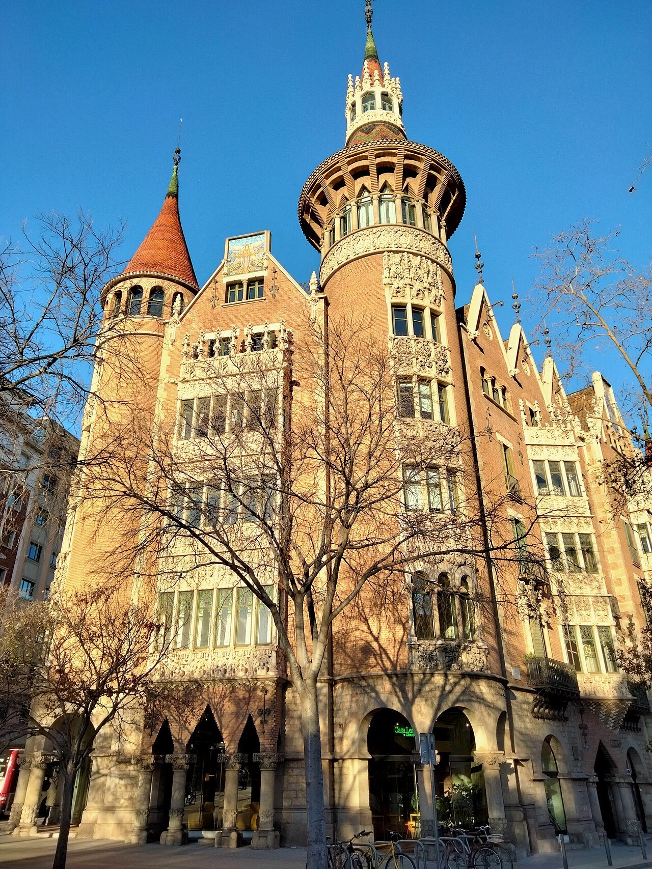 The Casa de les Punxes, its conical towers and gables rising over the corner.