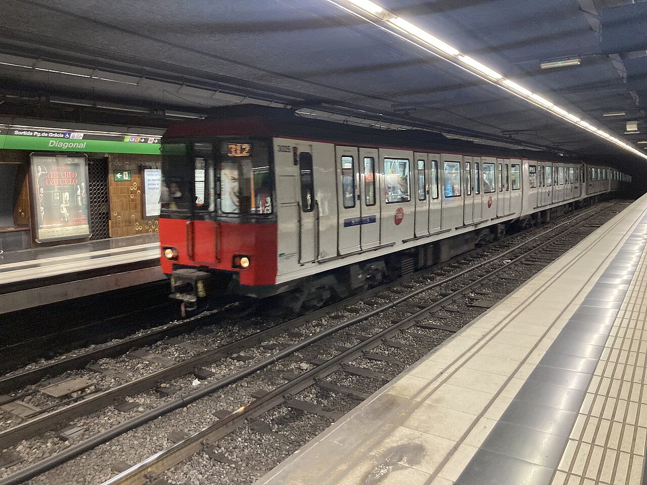 A red-and-white train on the line 3 platform at Diagonal station.