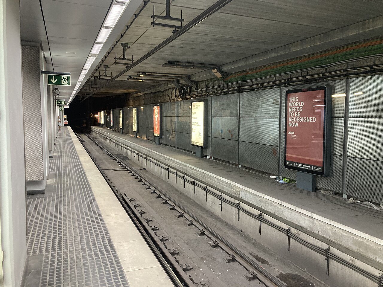 The long platform at Gràcia station, seen from its end.