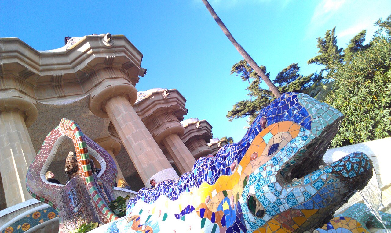 How did Gaudí design with hanging chains?