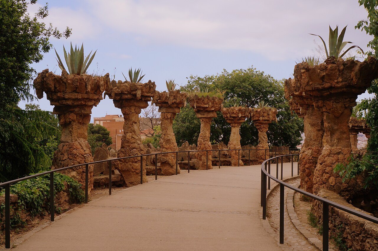 Why did the Park Güell housing estate fail?