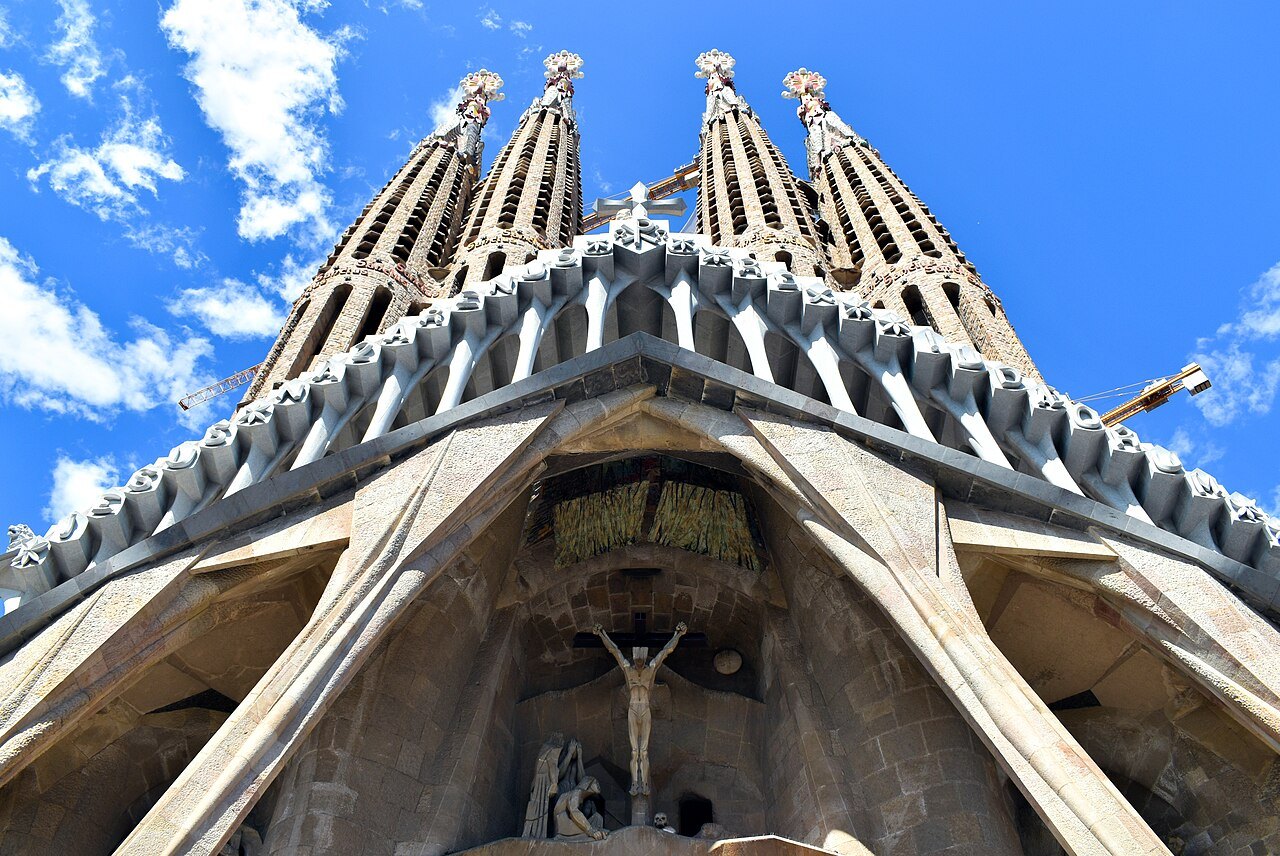 Who was Josep Maria Subirachs, and why are his figures so angular?