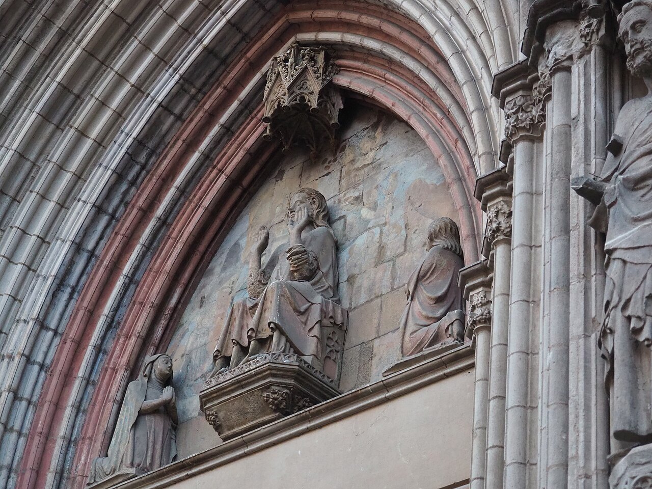 Carved figures set into the arch above the main doorway of Santa Maria del Mar.